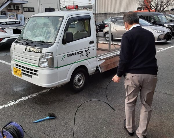 初仕事はトラックの洗から